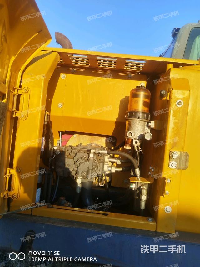 液壓泵艙室正面整體（整機外觀）