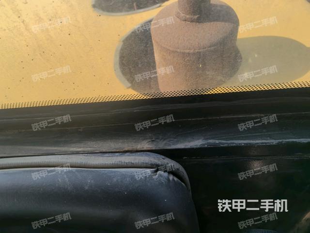 駕駛室頂蓬內(nèi)（壓路機(jī)駕駛室）