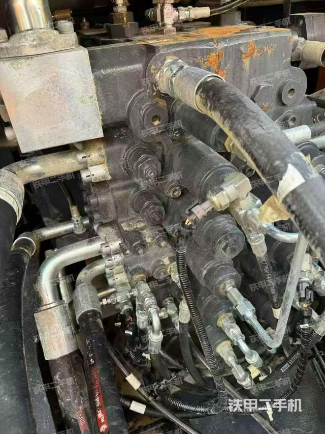 回轉(zhuǎn)馬達和主控閥（整機外觀）