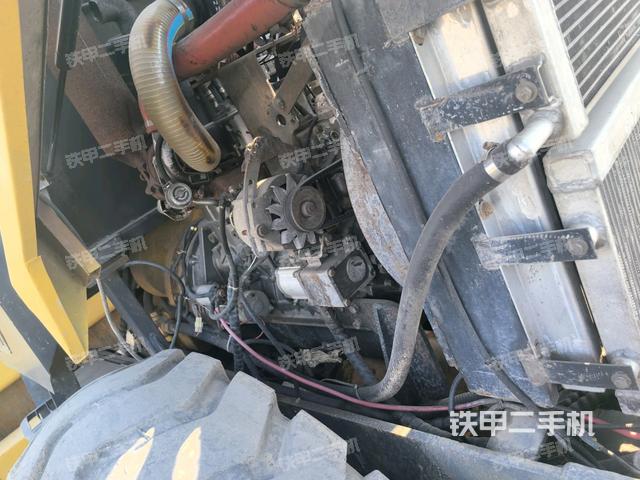 發(fā)動機(jī)上部全景（壓路機(jī)發(fā)動機(jī)艙）