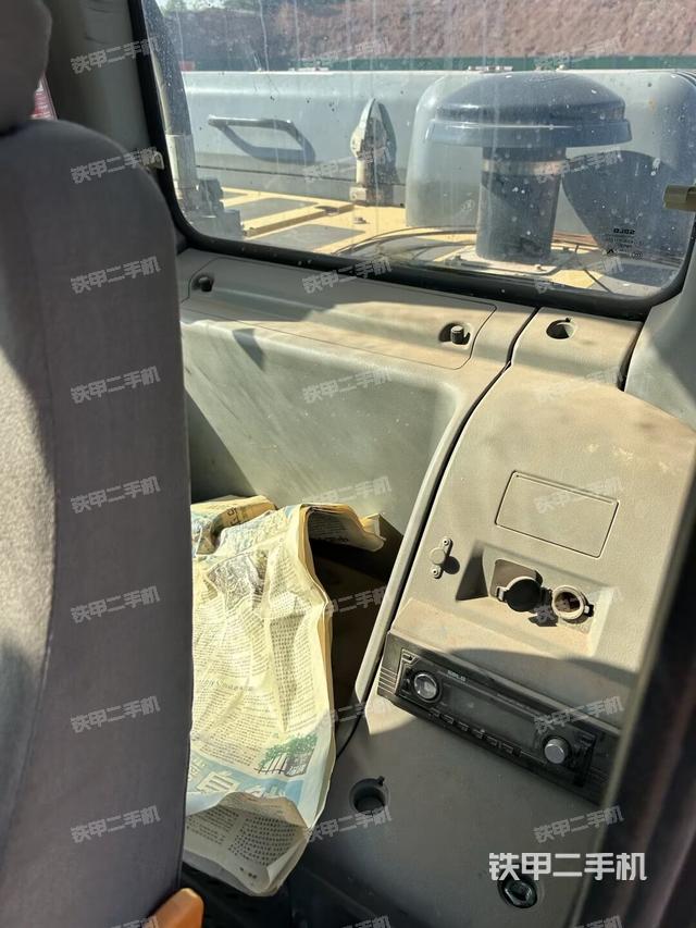 行走控制手柄和踏板 俯拍（驾驶室部分）