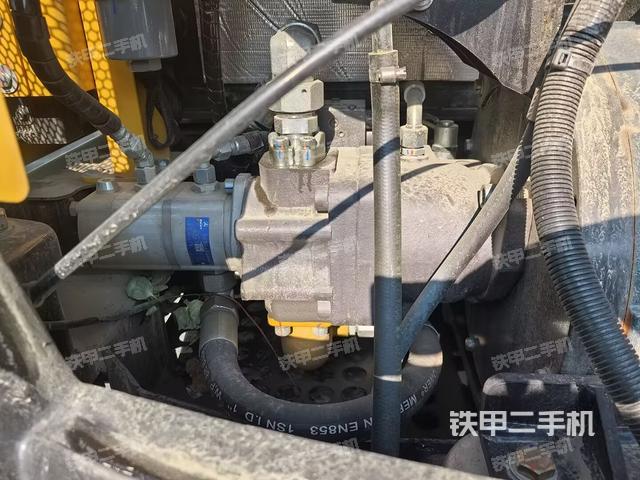 液压泵舱室正面整体（整机外观）