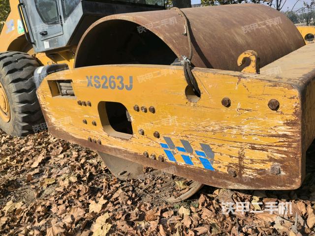 前车架正左侧（压路机前后车架）