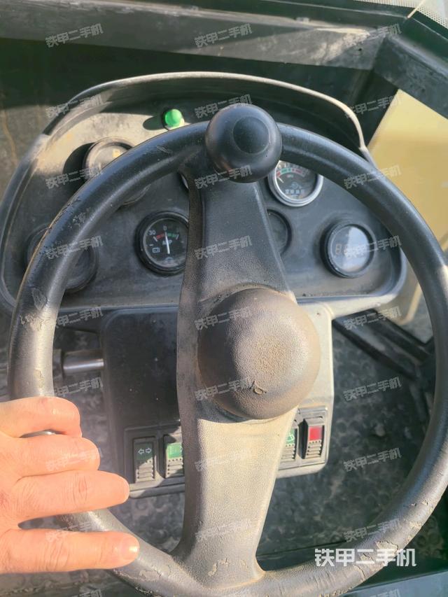 操作臺全景（壓路機(jī)駕駛室）