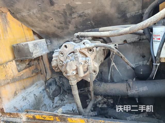 液壓泵艙室正面整體（整機外觀）