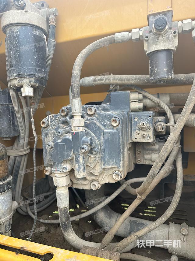 液压泵舱室正面整体（整机外观）