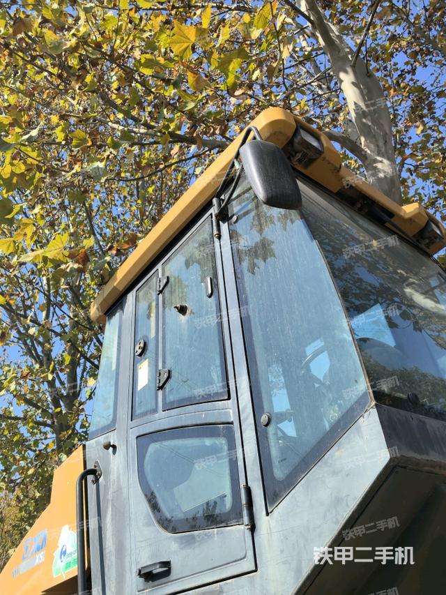 左侧正面照（压路机驾驶室）