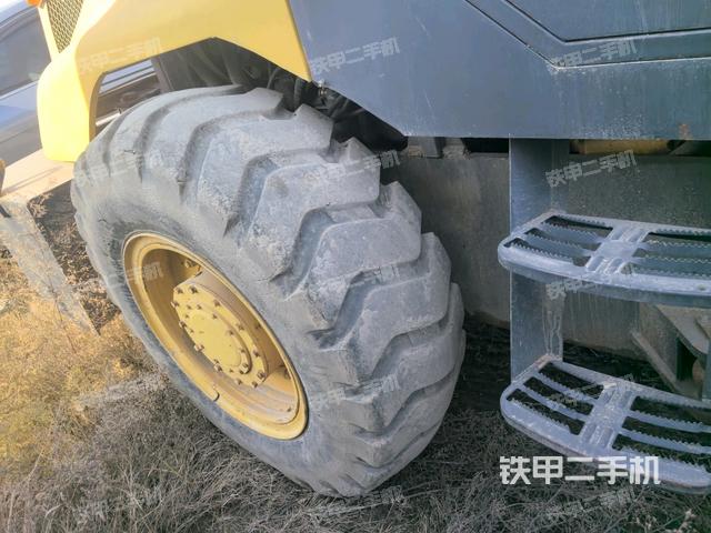 后輪右側(cè)全景（壓路機(jī)前后車架）