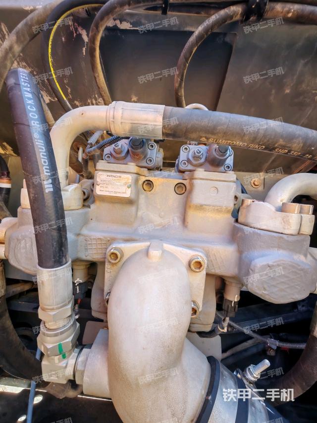 液壓泵艙室正面整體（整機外觀）