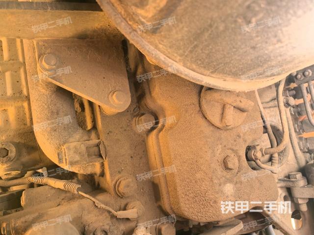 發(fā)動機(jī)右側(cè)全景（壓路機(jī)發(fā)動機(jī)艙）