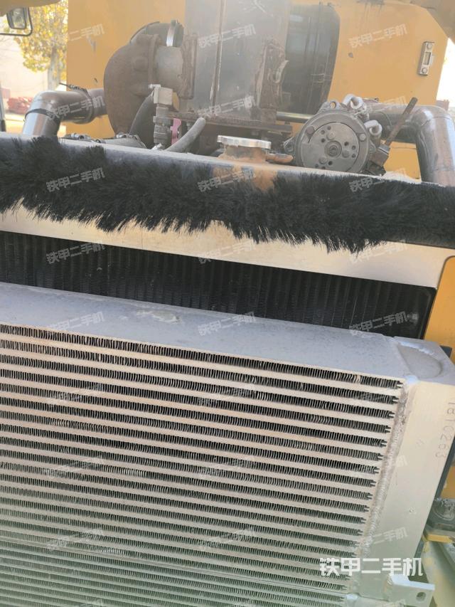 發(fā)動機上部全景（壓路機發(fā)動機艙）