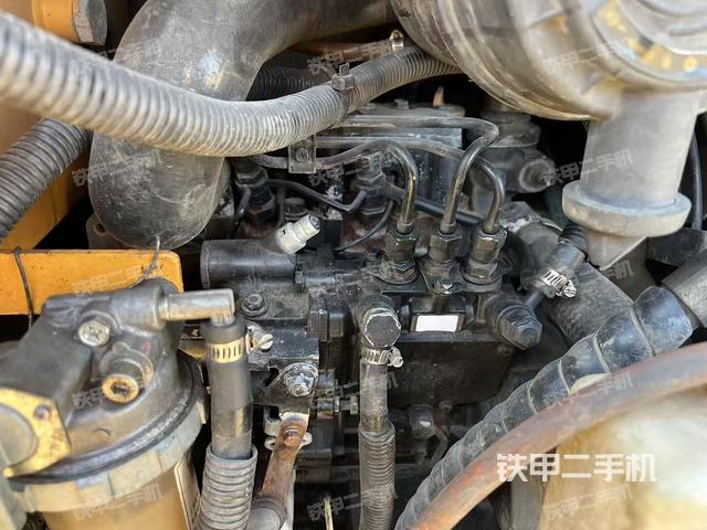 液壓泵艙室正面整體（整機外觀）