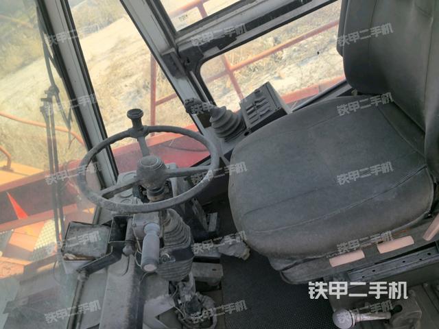 操作室正侧（起重机驾驶室正侧及内部，操作室及内部）