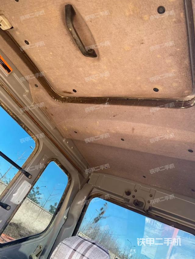 駕駛室頂部（整機外觀）