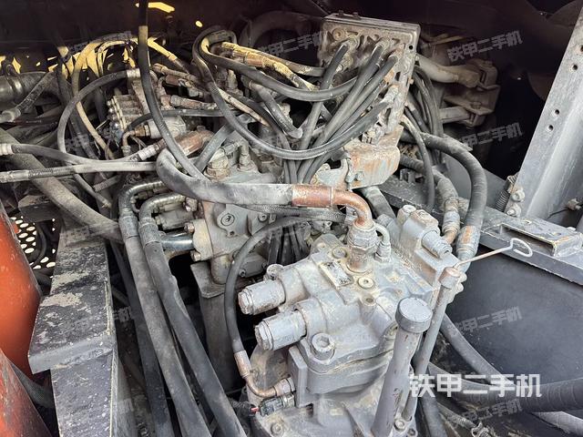 回轉(zhuǎn)馬達(dá)和主控閥（整機(jī)外觀）