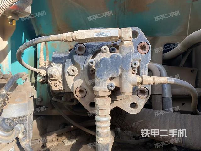 液压泵舱室正面整体（整机外观）