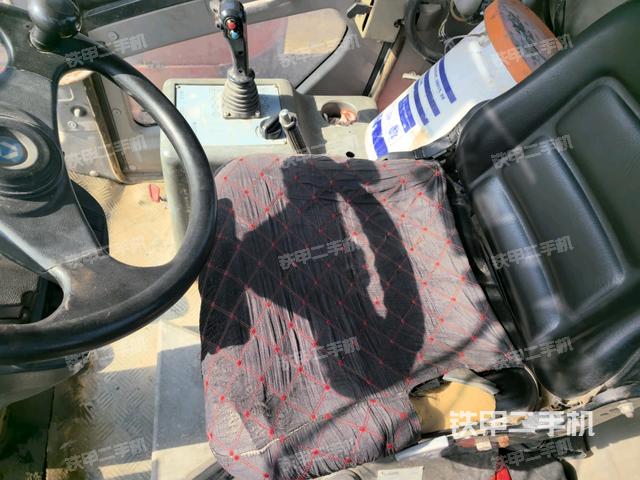 駕駛室側(cè)向上照全景（壓路機駕駛室）