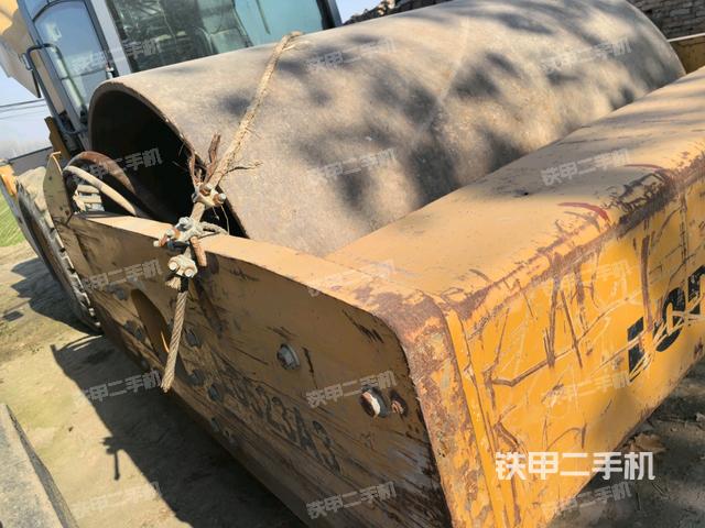 前車(chē)架正左側(cè)（壓路機(jī)前后車(chē)架）