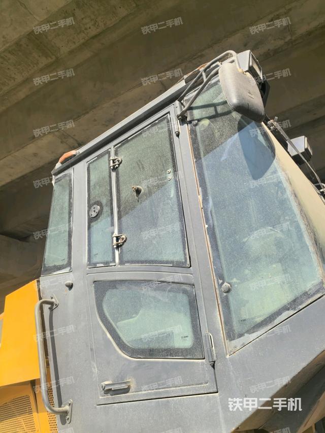 左側(cè)正面照（壓路機(jī)駕駛室）