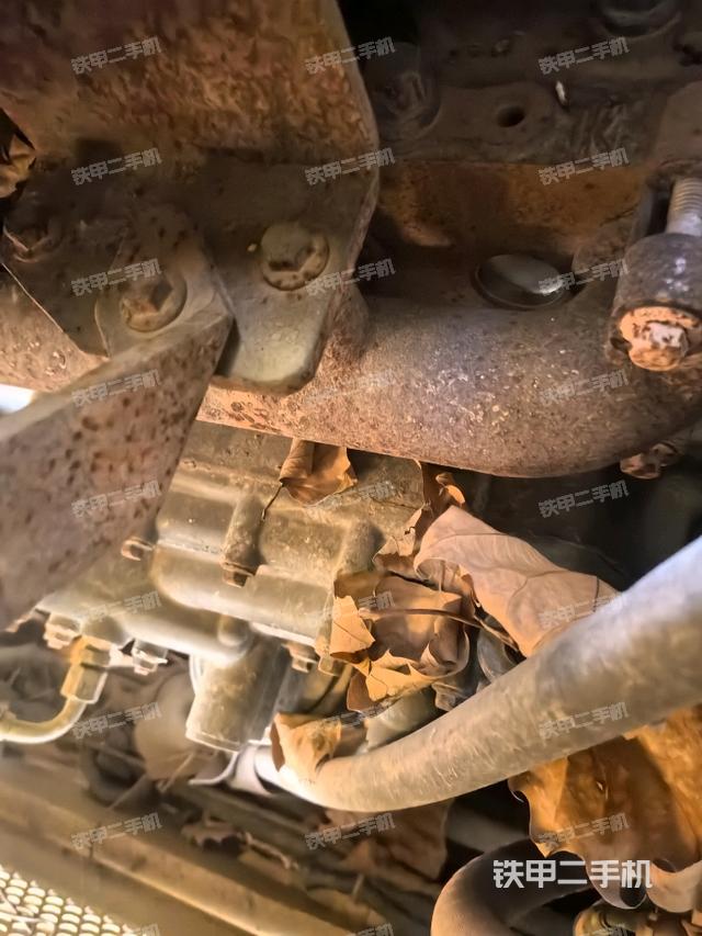 分动箱或变速箱（压路机发动机舱）