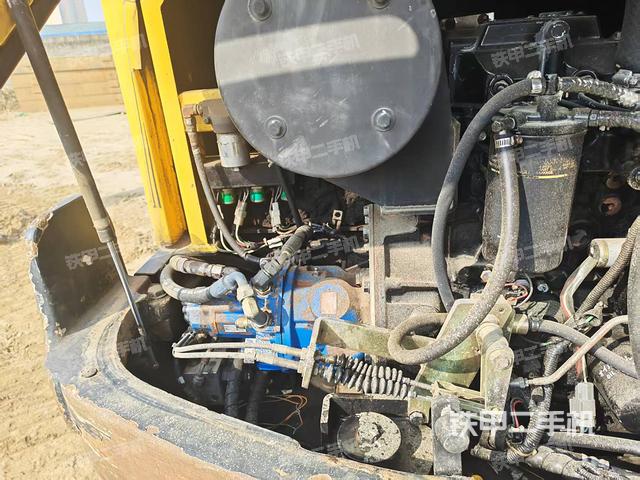 液壓泵艙室正面整體（整機外觀）