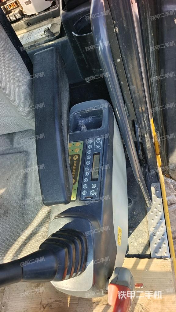 座椅左侧控制台/音响/含左手柄（驾驶室部分）