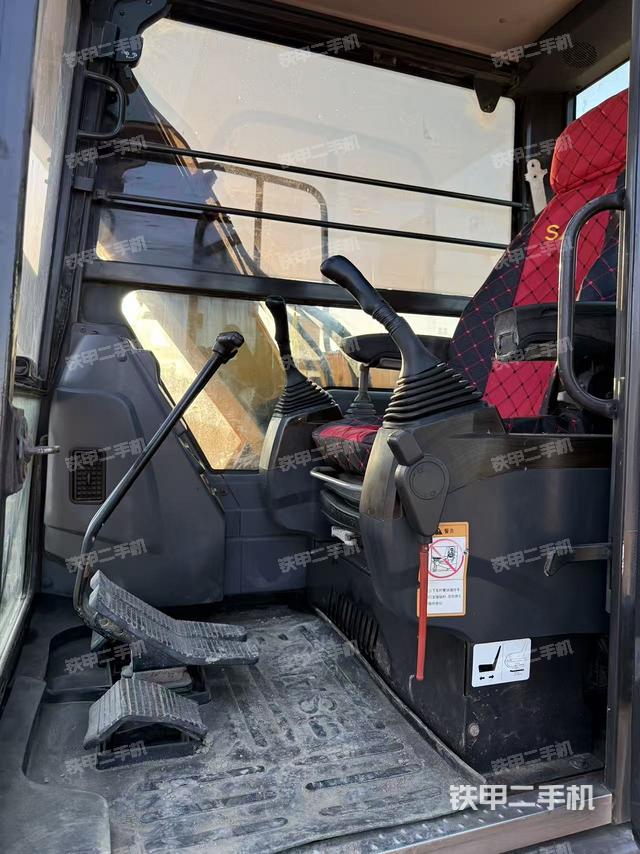 駕駛室整體（整機外觀）