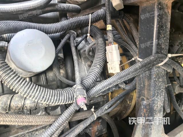 發(fā)動機(jī)右側(cè)全景（壓路機(jī)發(fā)動機(jī)艙）