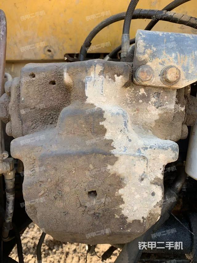 液压泵舱室正面整体（整机外观）