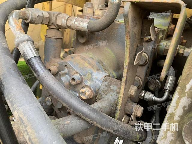 液壓泵艙室正面整體（整機外觀）