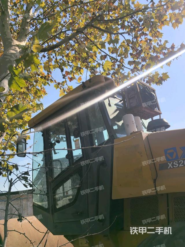 右侧正面照（压路机驾驶室）