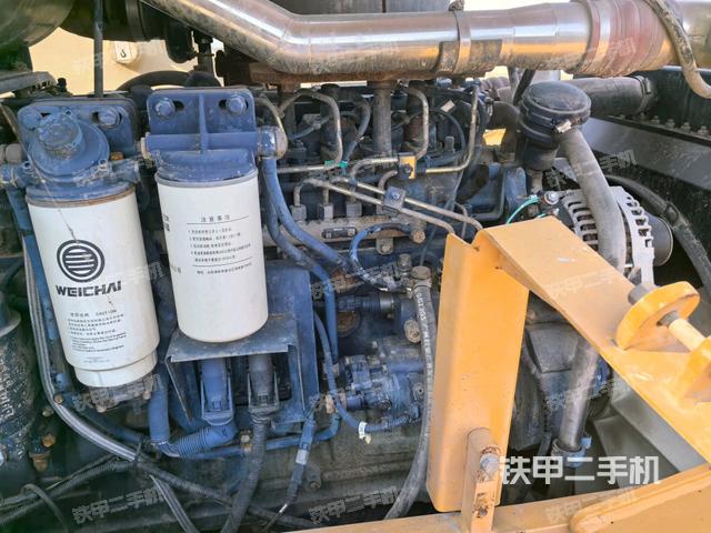 發(fā)動(dòng)機(jī)上部全景（壓路機(jī)發(fā)動(dòng)機(jī)艙）