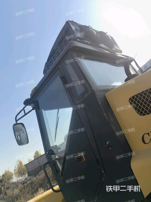 左側(cè)正面照（壓路機(jī)駕駛室）