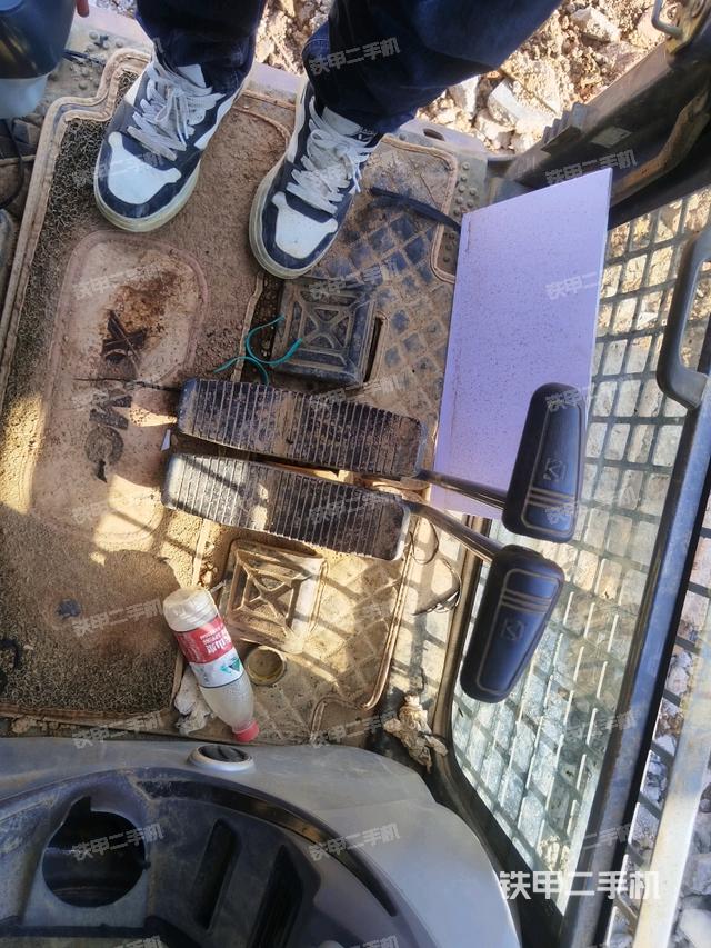 座椅左側(cè)控制臺/音響/含左手柄（駕駛室部分）