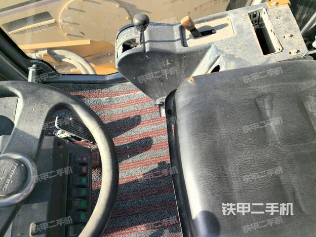 操作臺(tái)全景（壓路機(jī)駕駛室）