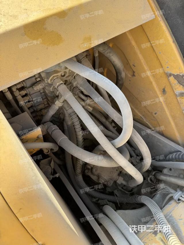 回轉(zhuǎn)馬達(dá)和主控閥（整機(jī)外觀）