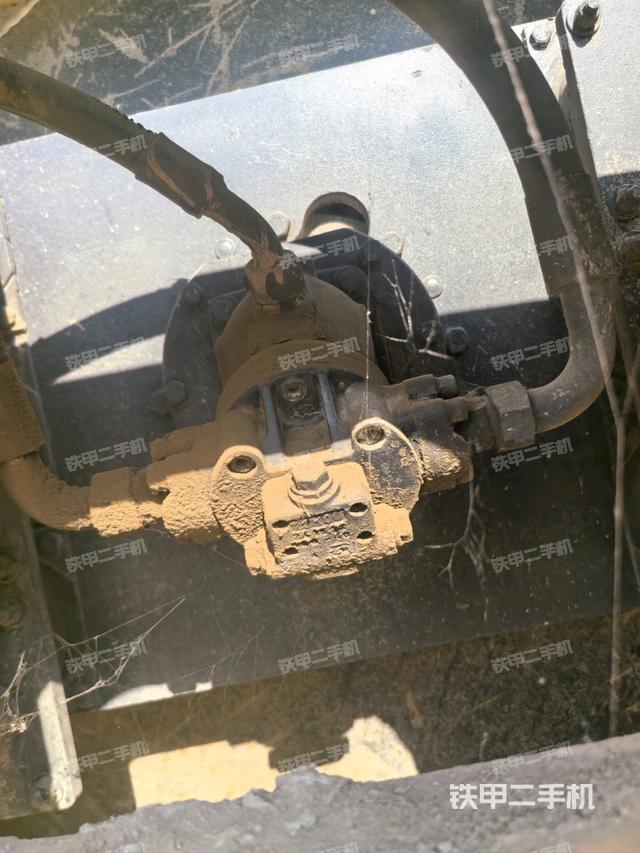 后輪左側(cè)全景（壓路機(jī)前后車架）