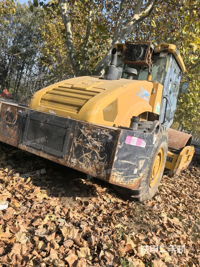 右后45°（压路机整机外观）