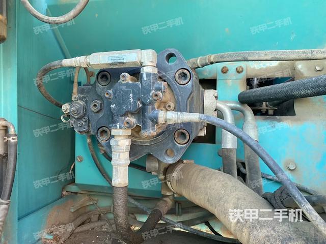 液压泵舱室正面整体（整机外观）