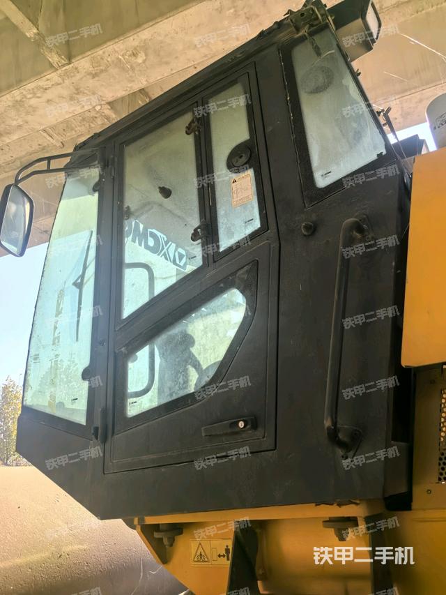 右側(cè)正面照（壓路機(jī)駕駛室）