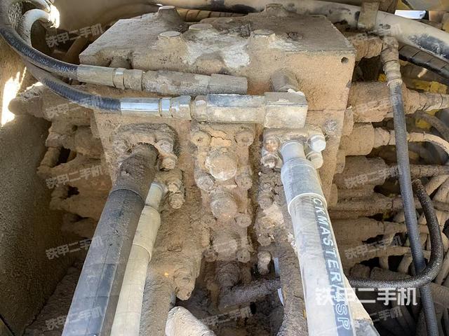 回转马达和主控阀（整机外观）