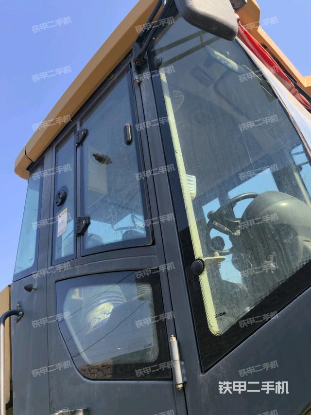 左側(cè)正面照（壓路機駕駛室）