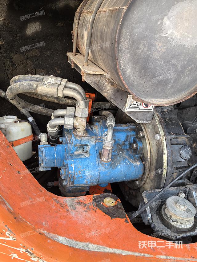 液壓泵艙室正面整體（整機外觀）