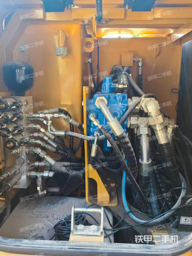 回转马达和主控阀（整机外观）