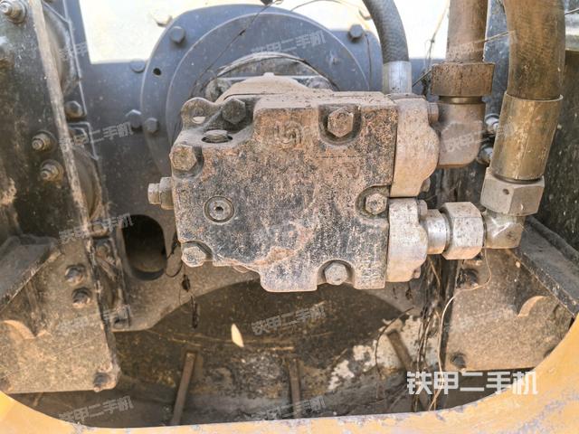 后轮右侧全景（压路机前后车架）