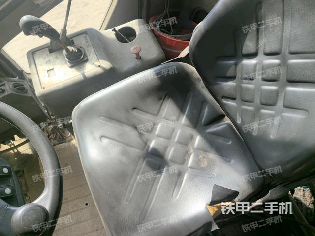 駕駛室頂蓬內(nèi)（壓路機(jī)駕駛室）