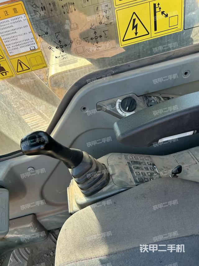 座椅左侧控制台/音响/含左手柄（驾驶室部分）