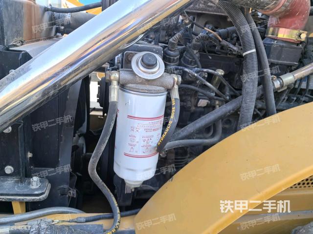 發(fā)動機右側(cè)全景（壓路機發(fā)動機艙）