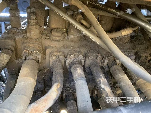 回轉(zhuǎn)馬達(dá)和主控閥（整機(jī)外觀）