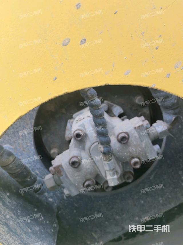 后輪左側(cè)全景（壓路機(jī)前后車架）